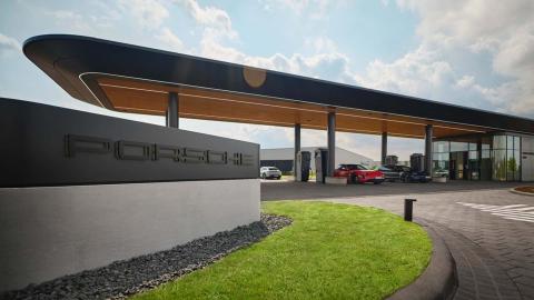 Inaugurata-la-lussuosa-Porsche-Charging-Lounge-in-Germania