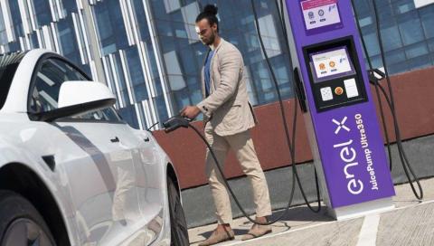 Set&Charge è la soluzione di Enel X per le attività commerciali