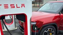 Rivian-e-Tesla-firmano-un-accordo-per-lo-standard-NACS-e-l'accesso-ai-Supercharger
